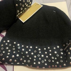 Winter hat and gloves, with a pretty detail